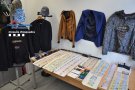 Detenen nou membres d'una organització per estafar més d'un milió d'euros traient diners en bancs amb identitats falses