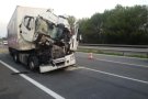 Un accident amb tres camions causa un ferit crític i obliga a tallar dos carrils de l'AP-7 a Sant Cugat del Vallès