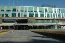Partidaris de l'unionisme arrenquen una pancarta de defensa dels 