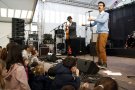 Centenars de famílies ballen al ritme de Joan Miquel Oliver i la Fundación Tony Manero al festival Petits Camaleons