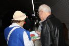 Reparteixen 3.000 targetes solidàries amb forma de rosa entre els passatgers de FGC per als malalts de Vall d’Hebron