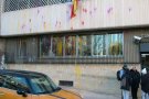 Pinten de groc la façana i la porta lateral de la comissaria de la policia espanyola a Terrassa
