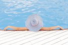 El Síndic considera que prohibir el topless a les piscines discrimina les dones i els limita la llibertat d'expressió