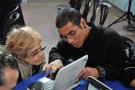 Adolescents de Viladecavalls ajuden a persones grans del municipi a perdre la por envers les noves tecnologies