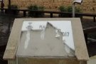 Apareix trencada la placa de la nova plaça de l'U d'Octubre de Sant Cugat del Vallès