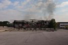 Un incendi calcina una nau de material per embalar de Rubí