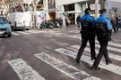 La policia de Sabadell identifica vuit persones per intentar retirar el cartell de suport als polítics presos de l'Ajuntament