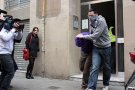 Detingudes cinc persones per extorsionar durant tres anys un administrador financer