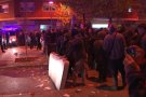 Càrregues policials i contenidors cremats a Terrassa després d'una manifestació de VOX a favor de la Constitució