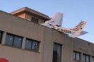Almenys dos morts en estavellar-se una avioneta sobre una benzinera a Badia del Vallès