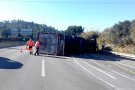Ferit lleu el conductor d'un camió que ha bolcat a l'AP-7 a Sant Cugat del Vallès