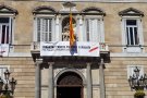 Torra canvia el llaç groc per un de blanc amb una franja vermella