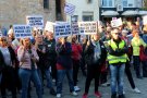 Prop de 300 veïns de Rubí es manifesten contra l’arribada dels 80 MENA a un hotel d’una zona residencial
