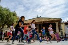 L'alumnat de primària ocupa la Porxada per abraçar la diferència