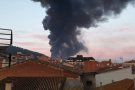 Un incendi crema una nau de reciclatge de dissolvents i residus industrials a Montornès del Vallès