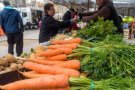 Diversos establiments i productors de fruita i verdura de Granollers ofereixen l'opció de portar la compra a casa