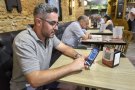 Creen una aplicació mòbil per consultar la carta, fer comandes i pagar a bars i restaurants sense contacte físic
