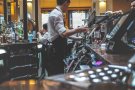 La Policia Municipal de Mollet tanca cautelarment un bar que superava en més del doble l'aforament permès