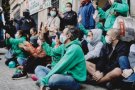 La CUP critica el retard dels Mossos en desallotjar la festa il·legal de Llinars, mentre desnonen a famílies amb 