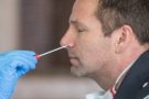 Dilluns començaran les proves PCR d'automostra als professionals educatius