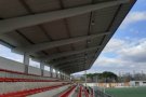 Finalitzen les obres de la coberta de les grades del camp de futbol de Palau-solità i Plegamans