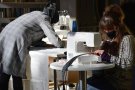 Rubí realitza un taller de costura que promou la inserció laboral i la inclusió social de dones en situació de vulnerabilitat