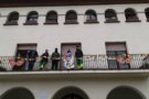 L'alumnat del PFI d'Auxiliar de vivers i jardins decoren l'Ajuntament de Barberà per l'arribada del Rei Carnestoltes