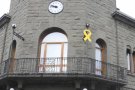El llaç groc torna a lluir a la façana de l'Ajuntament de Parets del Vallès