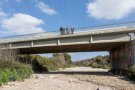 Per evitar inundacions, l'Ajuntament de Terrassa decideix construir un mur de contenció a la riera de les Arenes