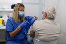 Les infermeres d'atenció primària proposen obrir la vacunació a tothom davant el repunt de positius i càrrega de feina