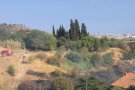 Tretze dotacions treballen en l'extinció d'un incendi al Turó de Montcada que també afecta Barcelona