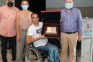 L'Ajuntament de Parets entrega una placa de reconeixement al nedador paretà Miguel Luque, medalla d’argent en els Jocs Paralímpics de Tòquio