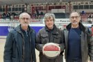 La família de l'exentrenador Gol ha fet entrega al CB Mollet d'una pilota de la temporada 76-77 firmada per la plantilla