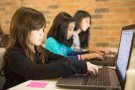 Els adolescents quadrupliquen l'ús recomanat davant les pantalles, les escoles son clau per assegurar un ús responsable.
