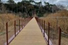 En funcionament la primera pasarel.la penjant sobre el riu Ripoll