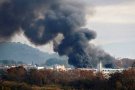 Disset dotacions dels Bombers treballen per apagar un incendi a una nau industrial a Montornès del Vallès