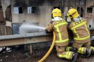 Els Bombers continuen remullant l'incendi al polígon de Montornès del Vallès, que no està extingit