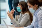 El govern espanyol aprovarà la retirada de les mascaretes en espais interiors el 19 d'abril