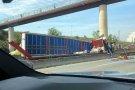 Un camió s'encasta contra la columna d'un pont a l'AP-7 a Mollet del Vallès i deixa el conductor ferit greu