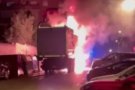 L'incendi d'un camió d'escombraries a Cerdanyola provoca danys a sis vehicles i quatre contenidors