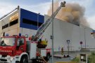 Una quinzena de dotacions de Bombers treballa per extingir un incendi en dues naus industrials a la Garriga