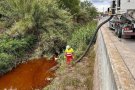 L'ACA evita que el vessament de 1.000 m³ d'oli de palma a Santa Perpètua arribi al riu Besòs