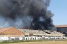 Els Bombers extingeixen un incendi en una fàbrica de vidres de Lliçà d'Amunt