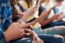 Pares i mares d'alumnes de Catalunya promouen una campanya per retardar l'edat d'accés al mòbil