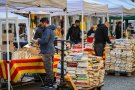 Sant Jordi es reinventa: milions de roses i llibres omplen Barcelona en un debat vibrant sobre el nou sistema de copagament