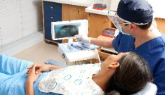 Les 5 pautes que recomanen els experts per cuidar la teva salut bucal