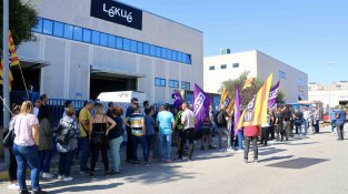 Els treballadors de Lékué inicien una vaga indefinida contra els acomiadaments i el tancament de la planta de la Llagosta