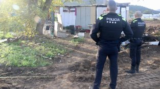 Montcada i Reixac desallotja i derrueix les barraques del Torrent de la Vallençana en una operació contra el barraquisme