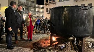 Caldes de Montbui reparteix 7.000 litres de brou i atreu milers de visitants al 38è Mercat de Nadal