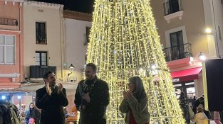Caldes de Montbui reparteix 7.000 litres de brou i atreu milers de visitants al 38è Mercat de Nadal